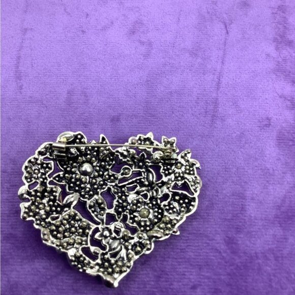 Tuzzy Muzzy Floral Heart Brooch with Multicolor Crystals - Picture 2 of 6